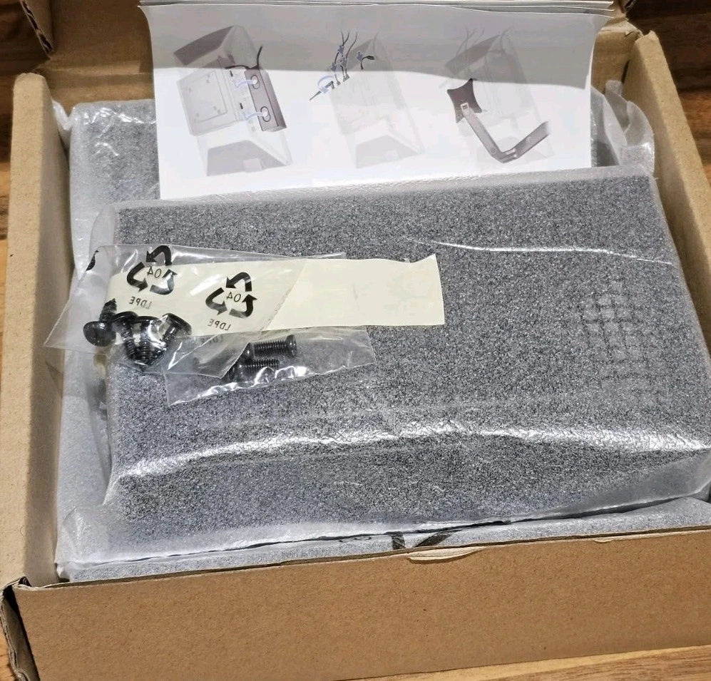Box containing electronic components with bubble wrap padding